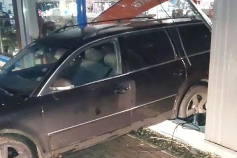 Hemmingstedt - Mit einem Auto rückwärts in ein Schaufenster gefahren