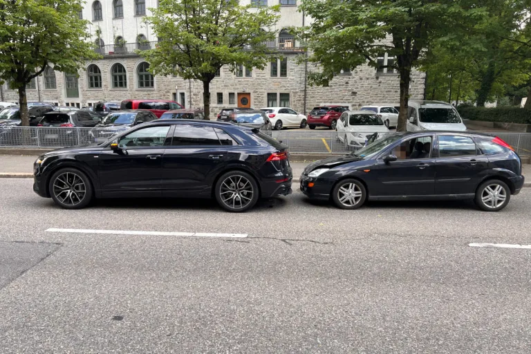 Stadt St. Gallen – Abgelenkte Fahrerin kracht auf stehendes Fahrzeug