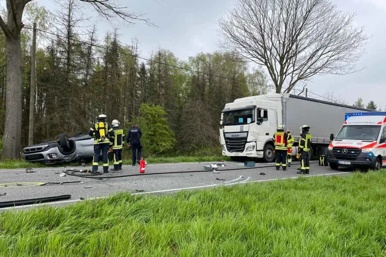 Schermbeck - PKW kracht in LKW 