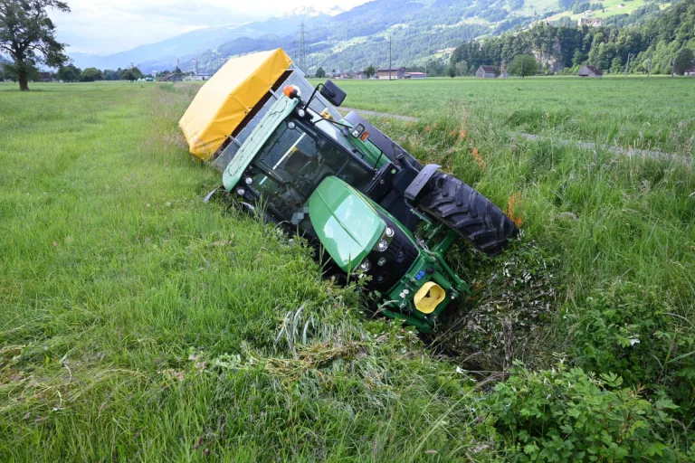 Unfall in Berschis SG – Mann kippt mit gestohlenem Traktor in Bach