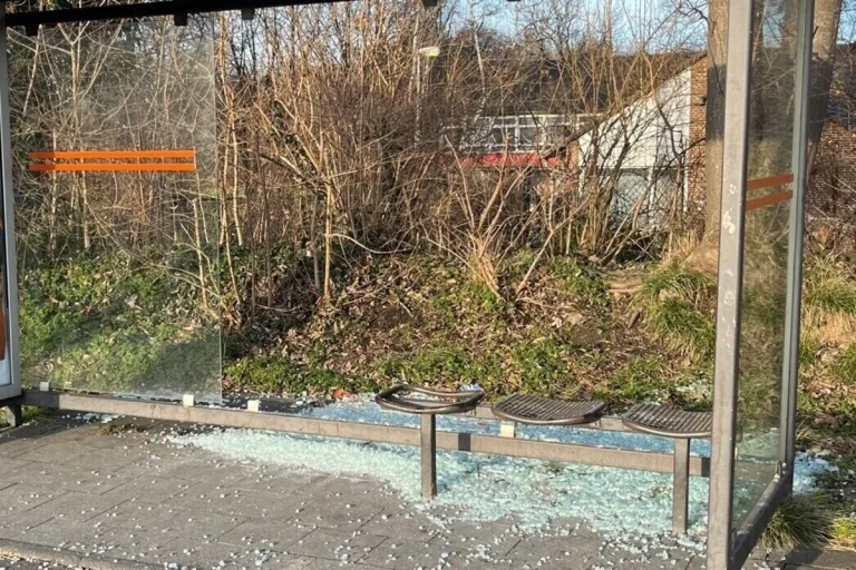 Grevenbroich NW - Mehrere Bushaltestellen beschädigt 