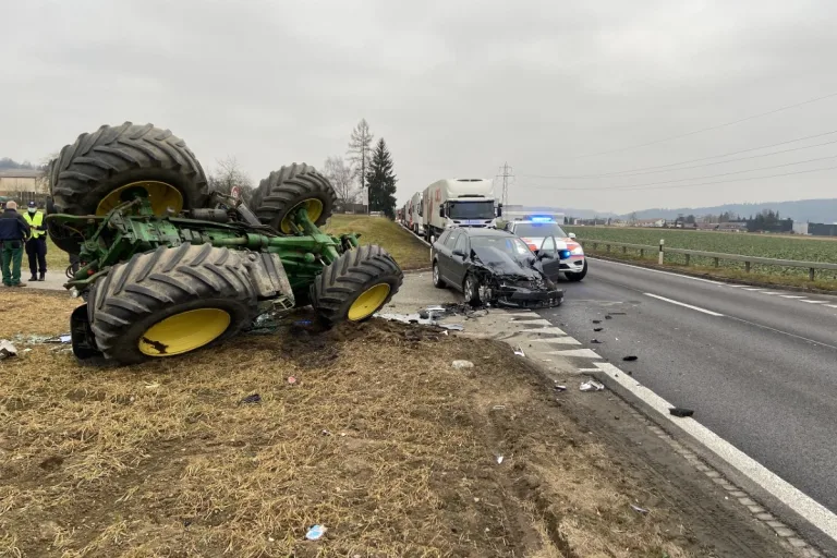 Dintikon AG - Heftige Kollision mit Traktor - zwei Fahrzeuge mit Totalschaden