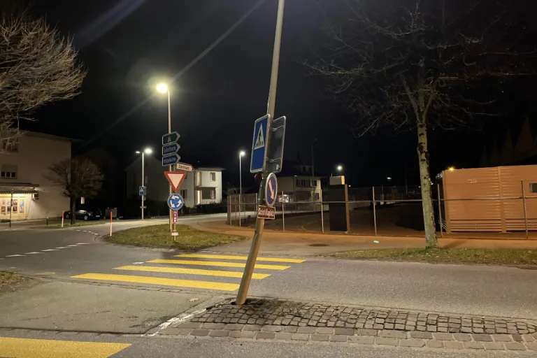 Zuchwil SO - Kollision mit Kandelaber und danach Fahrerflucht begangen