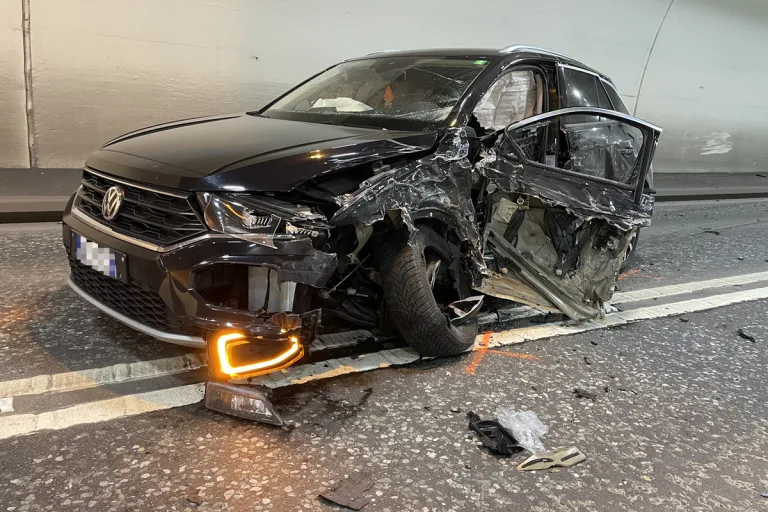 Silvaplana GR -  Frontalkollision zwischen Lastwagen und Auto - Tunnel gesperrt 