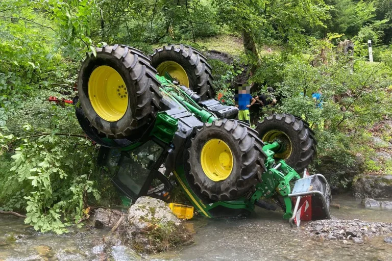 Verkehrsunfall im Klöntal GL - Traktor auf dem Dach im Löntschbach gelandet 
