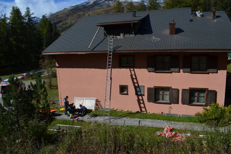 St. Moritz GR – Arbeiter stürzt von Hausdach