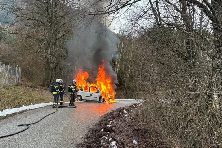 Losenstein OÖ – Auto brennt vollständig aus