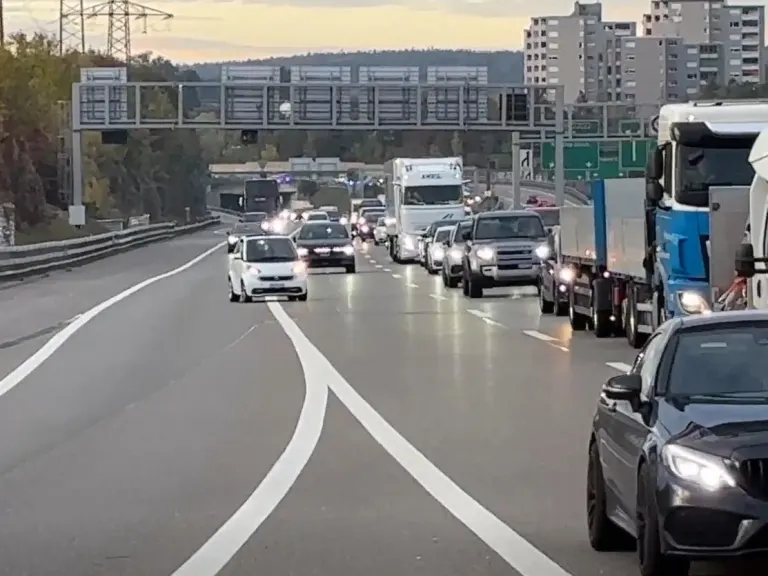 Wallisellen ZH – Polizei büsst rund 36 Drängler auf A1