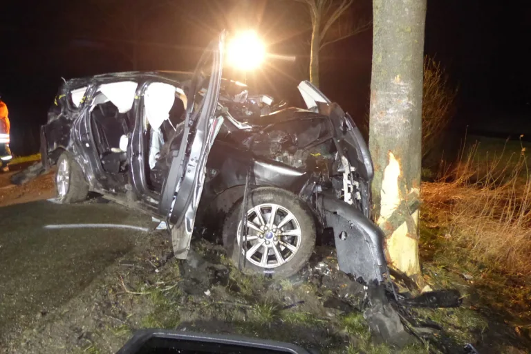 Samtgemeinde Land Hadeln – Fahrzeugführer eingeklemmt, lebensgefährlich verletzt und unter Alkoholeinfluss
