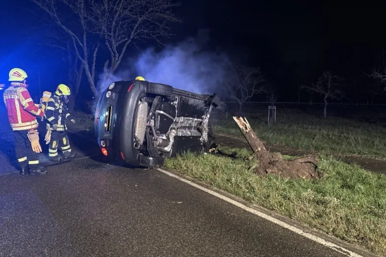 Waldsee – Auto kippt nach Unfall um und fängt Feuer 