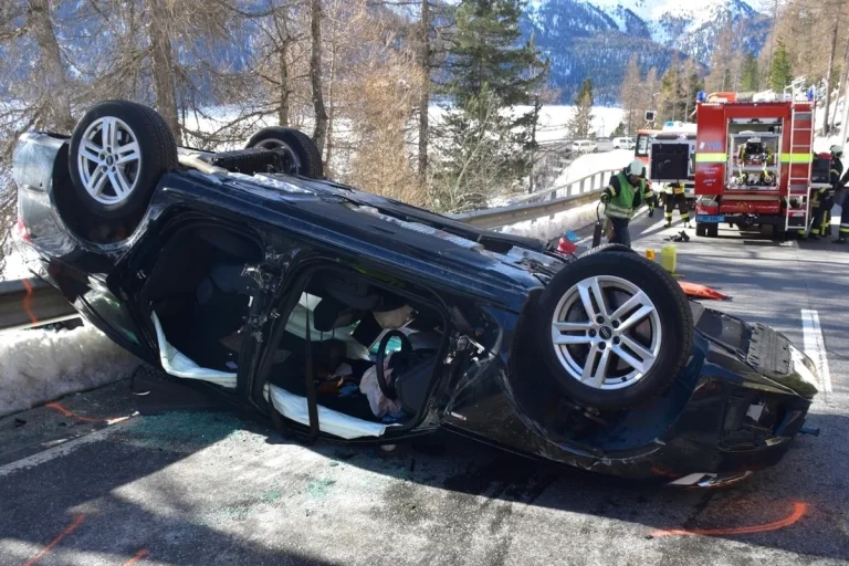 Silvaplana GR - Auto überschlägt sich bei Unfall