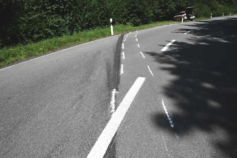 Unfall in Gähwil SG - Mit Steinmauer und Leitpfosten kollidiert