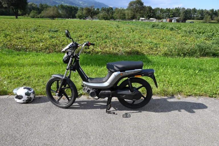 Balzers FL - Verkehrsunfall zwischen Motorfahrrad und Personenwagen