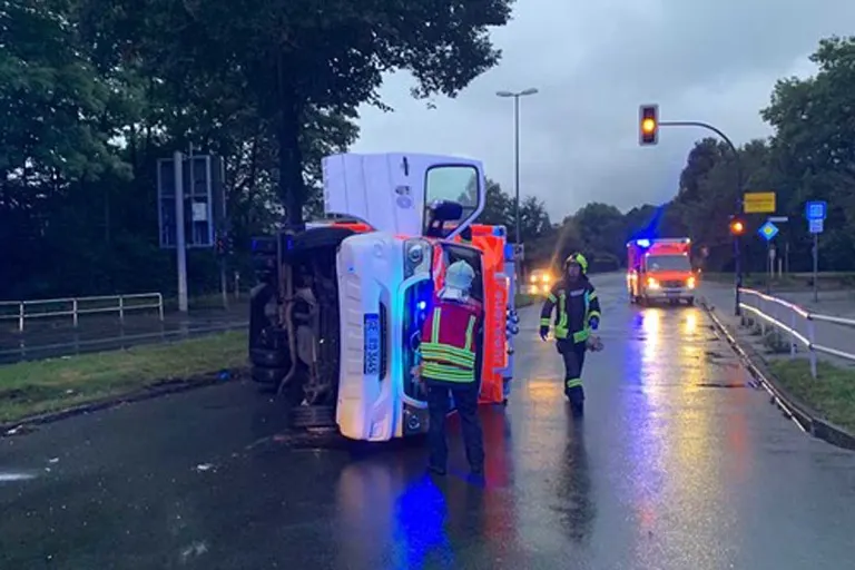 Gelsenkirchen - Rettungswagen kollidiert mit Pkw auf Einsatzfahrt