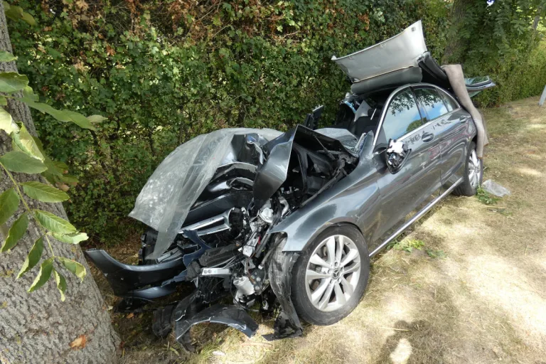 Cappel – Frontal in Baum geprallt – Beifahrerin tot und Fahrer schwer verletzt