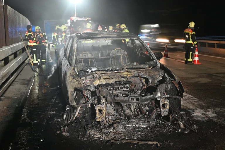 Bad Ragaz SG – Auto auf A13 komplett ausgebrannt