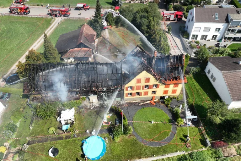  Zuzwil SG - Vollbrand zerstört Scheune und Wohnhaus