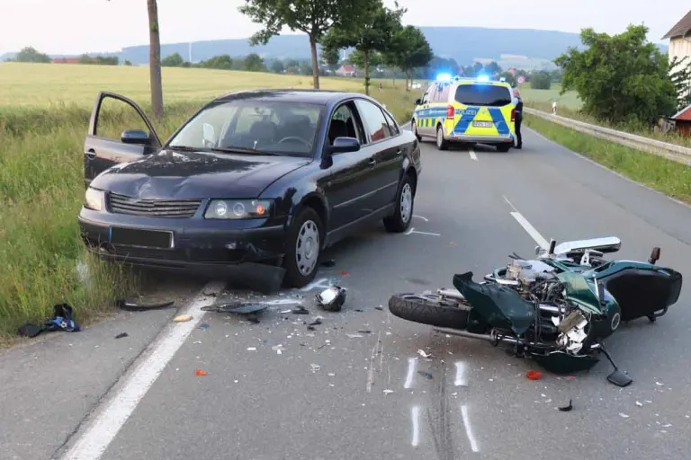 Steinheim - Motorradfahrer nach Frontalcrash schwer verletzt
