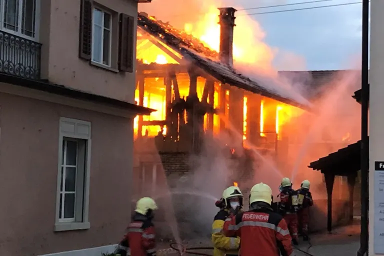 Uster ZH - Brand in Gewerbeliegenschaft verursacht grossen Schaden