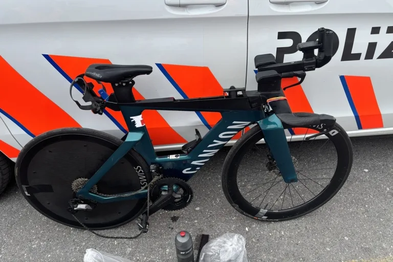 Netstal GL – Fahrradfahrer kollidiert mit dem Heck eines Lieferwagens