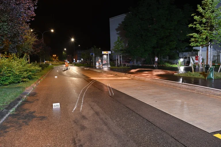 Volketswil ZH - Zwei Festnahmen nach Verkehrsunfall mit einem Sportwagen