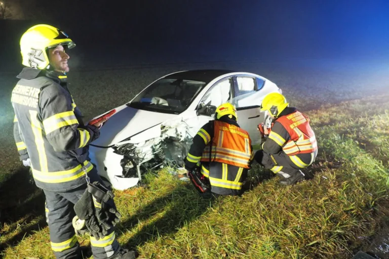 Biedermannsdorf – Unfall mit drei Verletzten bei Nebel