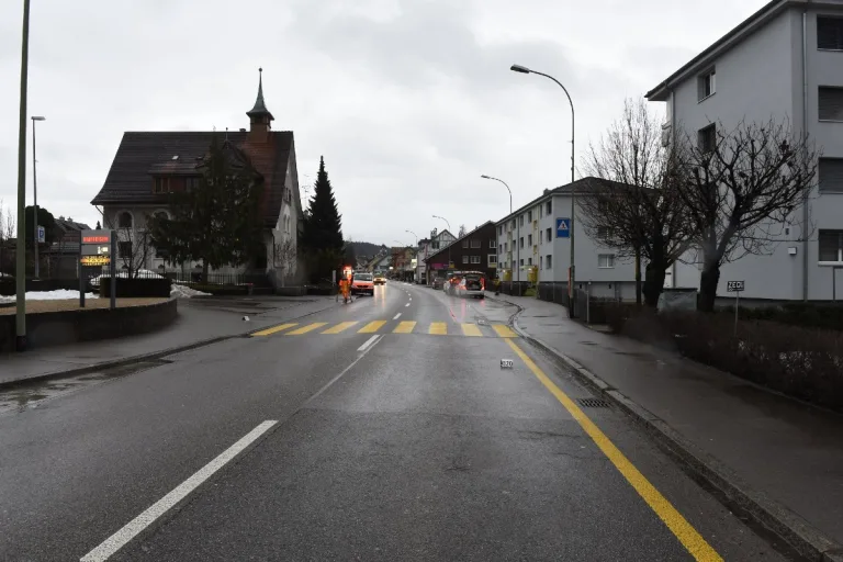 Embrach ZH - 25-jährige Fussgängerin schwer verletzt