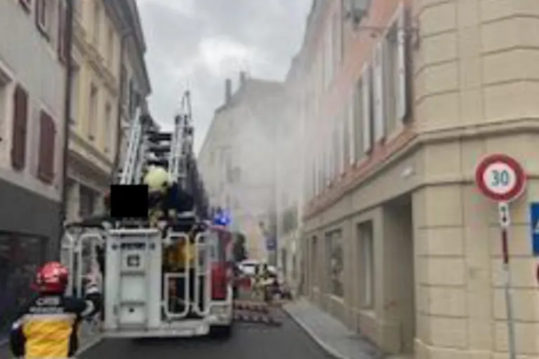 Porrentruy JU - Mutter und Kind mit Leiterwagen aus Wohnung gerettet