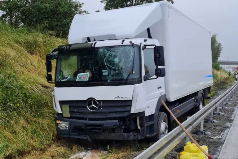 Unfall auf der A 9 an der AS Bad Lobenstein TH - Lkw zerstört 40 Meter Leitplanke 