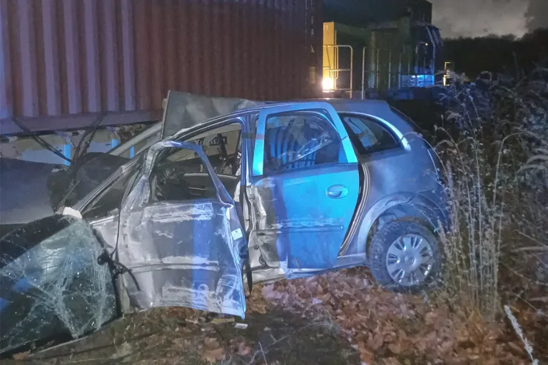 Dortmund – Auto an Bahnübergang von Güterzug erfasst