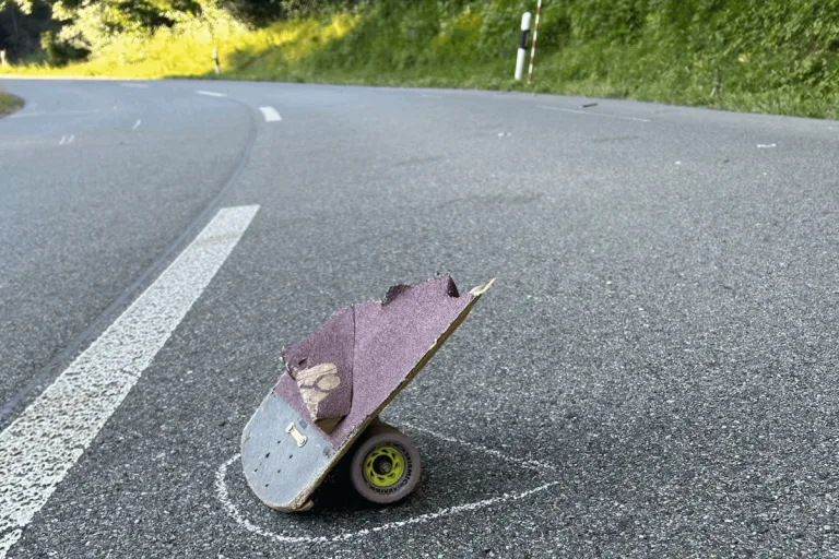 Erlinsbach/Salhöhe AG - Skateboarderin kollidiert tödlich mit Auto  