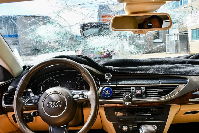 Emmetten NW - Mit stark beschädigter Frontscheibe auf der Autobahn unterwegs