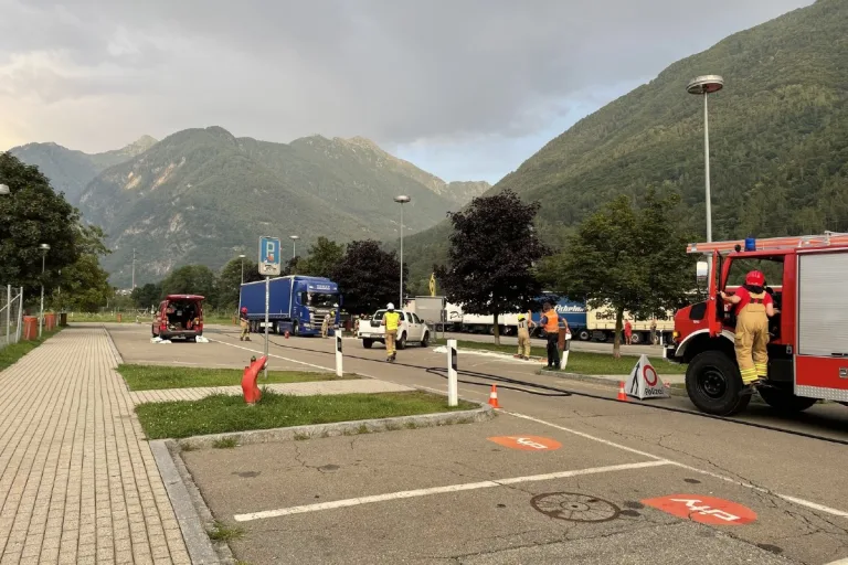 Unfall in San Vittore GR - Aufgerissener Treibstofftank führt zu geschlossener Raststätte