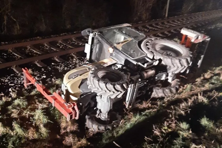 Freinsheim RP - Traktor kippt wegen Unaufmerksamkeit in Graben