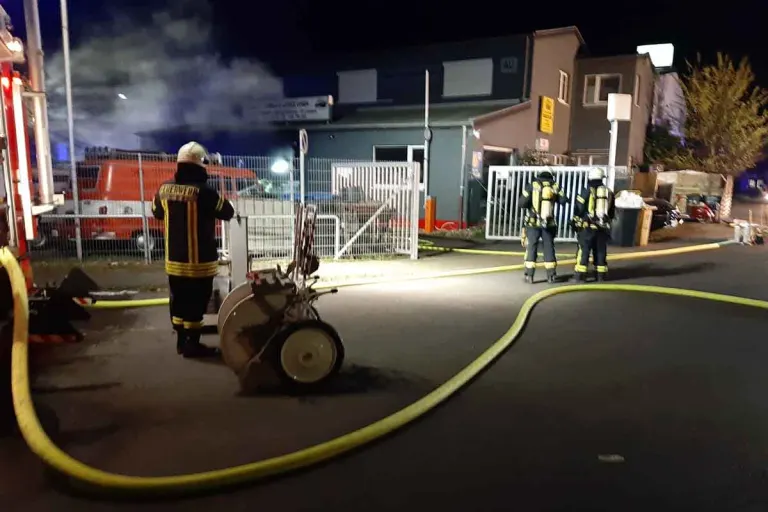 Kaarst - Brand in Autowerkstatt 