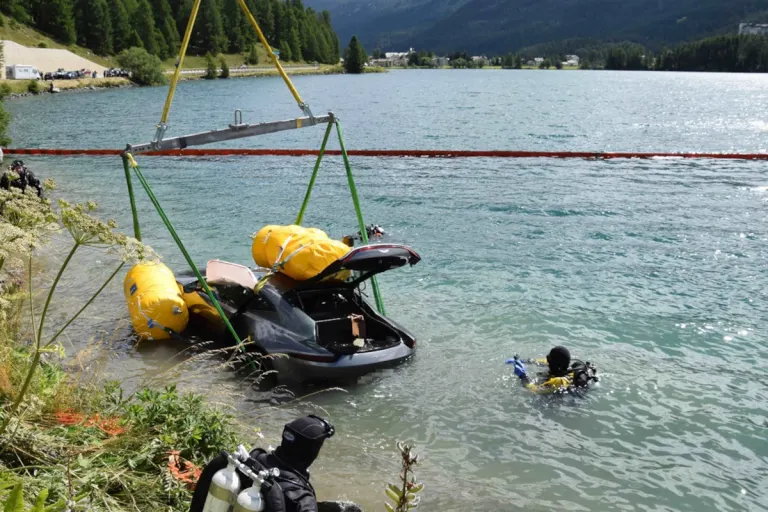 Sils im Engadin GR – Sportwagen landet nach Unfall im Silsersee