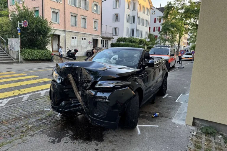 St.Gallen - Fahrunfähig Unfall verursacht - Verunfallter muss reanimiert werden 