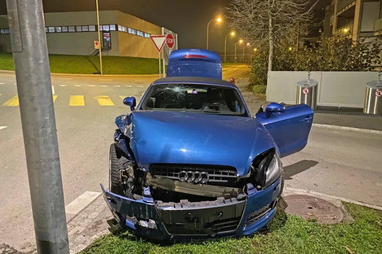 Arbon TG - Alkoholisiert Kontrolle über Audi verloren und Selbstunfall gebaut