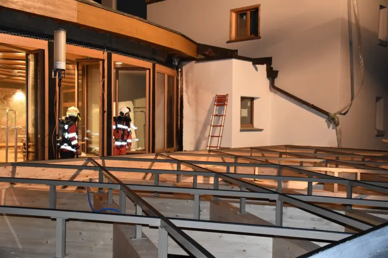 Valbella GR - Brand auf Dach von Hoteleingang