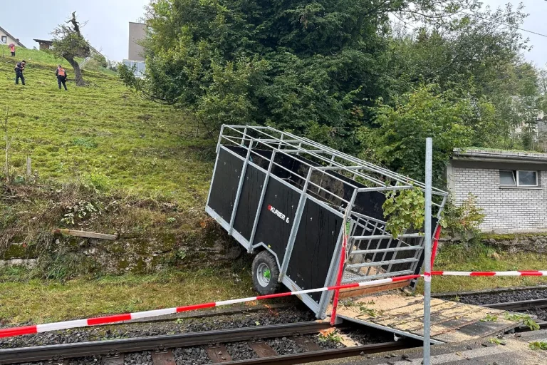 Herisau AR - Anhänger löst sich von Traktor und landet auf Bahngleisen