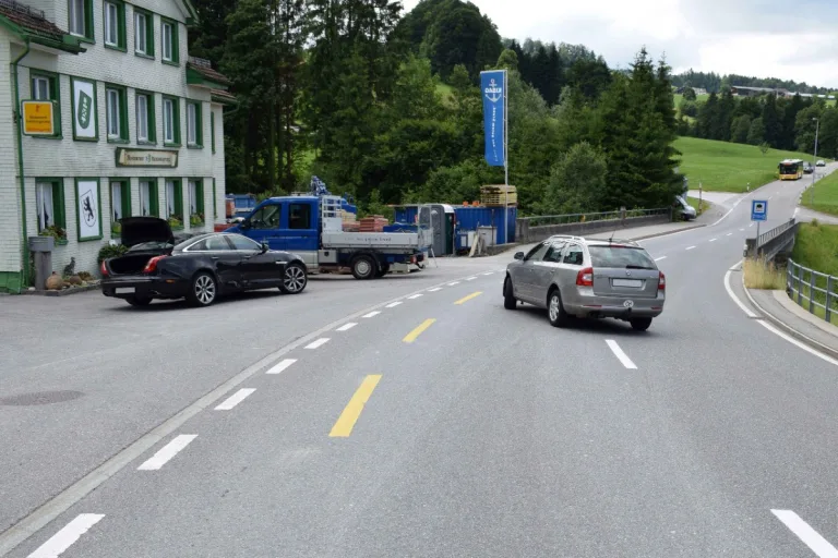 Herisau AR - Abbiegendes Auto überholt
