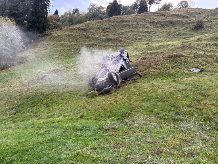 Galgenen SZ – Auto überschlägt sich bei Unfall
