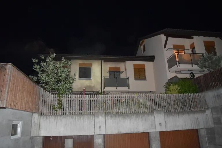 Igis GR - Küche gerät in Doppeleinfamilienhaus in Flammen