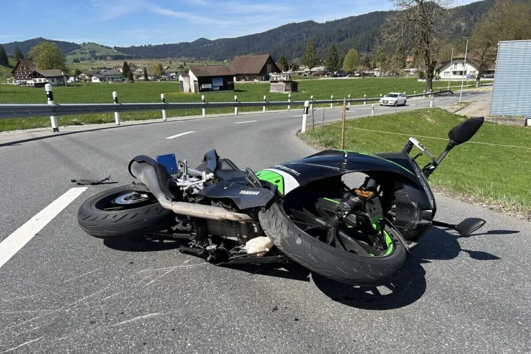 Bennau SZ - Lernfahrer wird nach Unfall ins Spital geflogen 