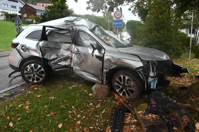 87-Jähriger baut Totalschaden nach Unfall in Eggersriet im Kanton St. Gallen