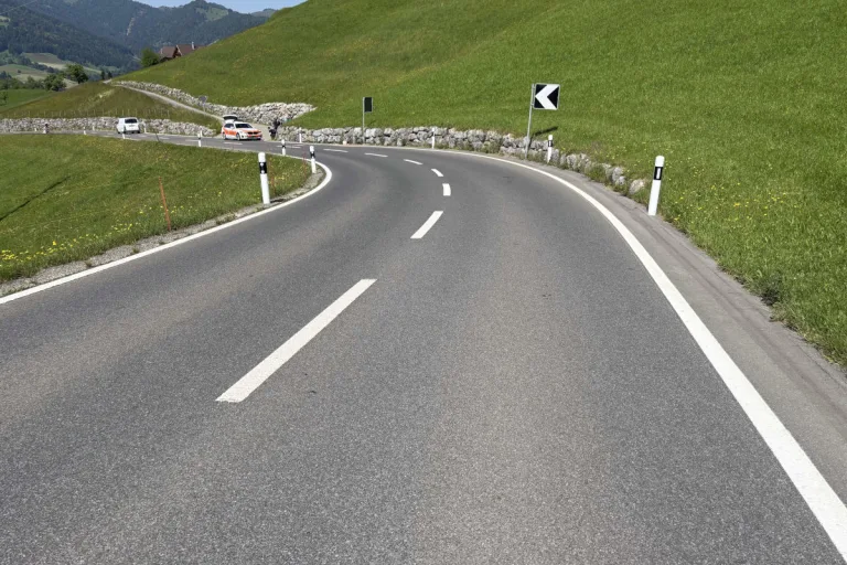 Wattwil SG – Motorradfahrer prallt bei Unfall gegen Steinmauer