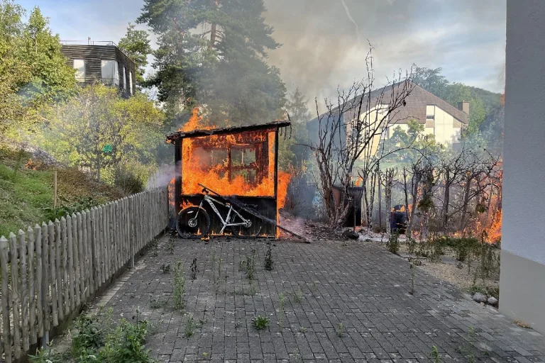 Sissach BL - Gartenhaus und Hecke geraten in Brand