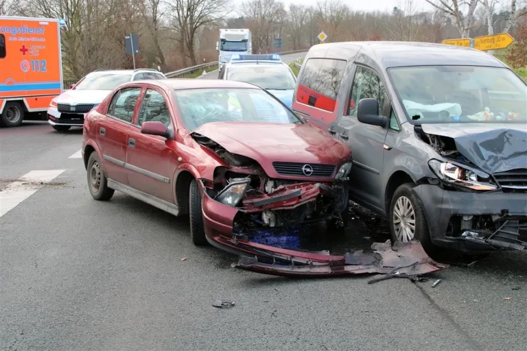Seelenfeld - Zwei Autofahrerinnen ziehen sich bei Unfall Verletzungen zu