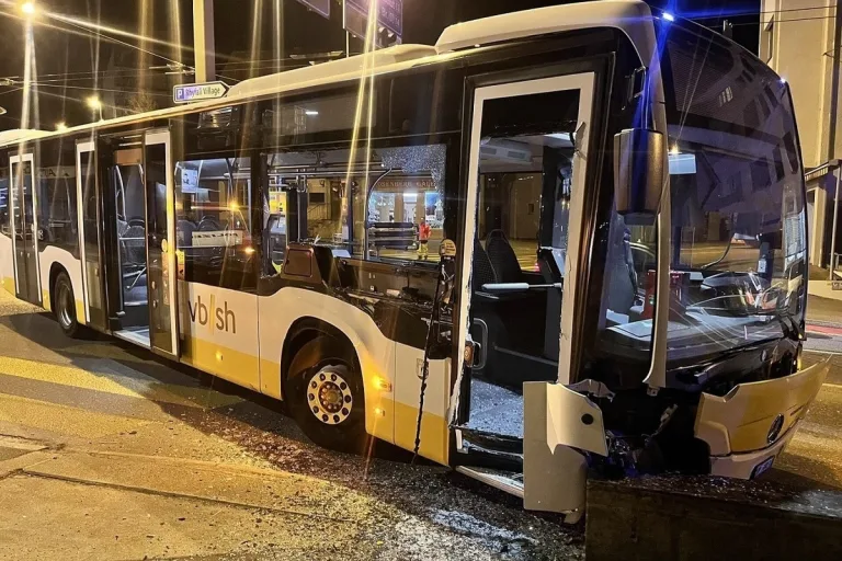 Neuhausen am Rheinfall SH – Bus prallt bei Unfall gegen Betonmauer