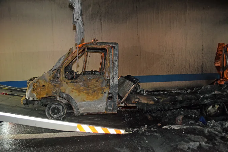 Kriens LU - Fahrzeugbrand in Autobahntunnel